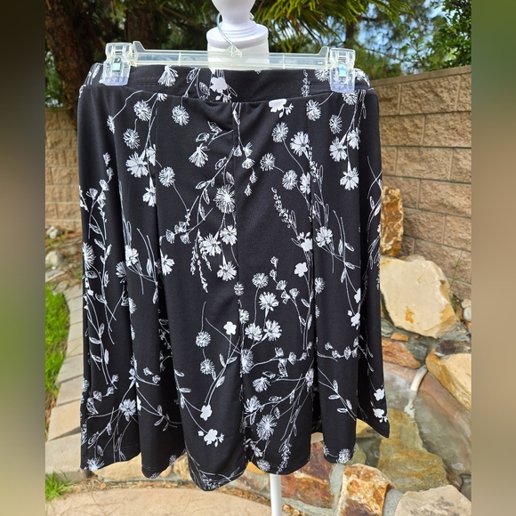 NWT Gilli Black and White Floral A-line Skirt - Picture 2 of 6